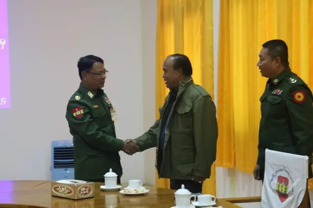 စစ်ကောင်စီတပ်အရာရှိတွေနဲ့အတူတွေ့ရတဲ့ PNO ဒုတိယစစ်ဦးစီးချုပ် ဦးနေဝင်းထွန်း (လယ်) 