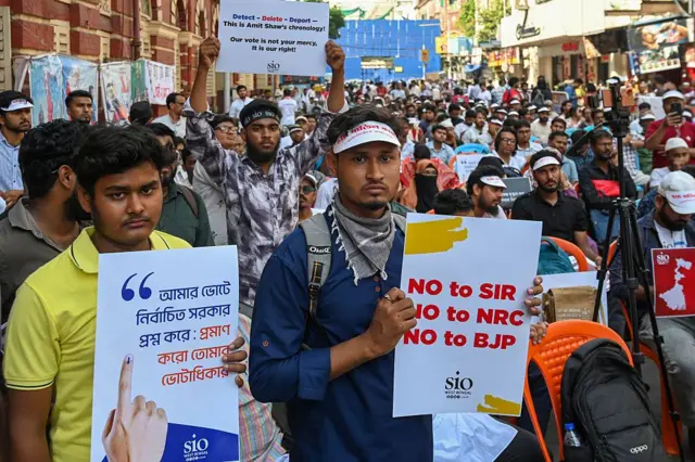 এসআইআরের ফলে ভোটার তালিকা থেকে নাম বাদ পড়ার প্রতিবাদে মিছিল