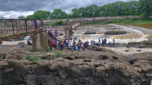 इंद्रायणी नदीवरील कोसळलेला पूल