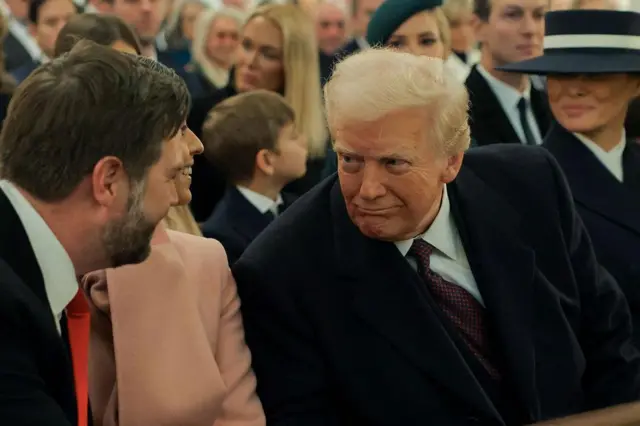 Donald Trump senta-se ao lado de sua esposa Melania durante o culto na igreja e conversa com Melania
