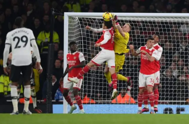 لیساندرو مارتینز توپ را با ضربه سر وارد دروازه می‌کند