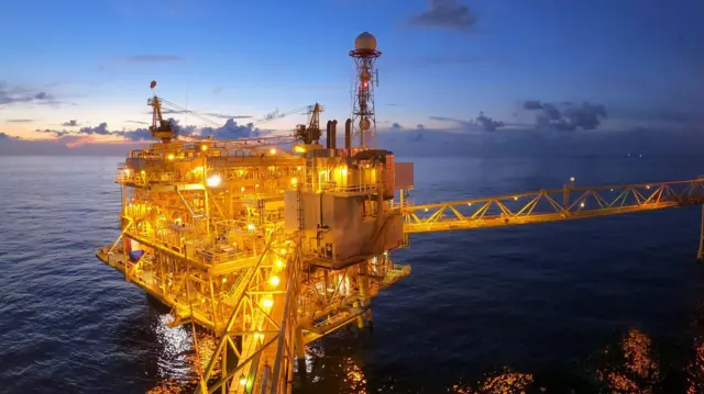 Plataforma petrolera para extracción de petróleo submarino.