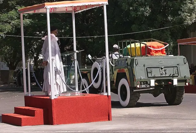 Cérémonie de condoléances pour le père fondateur du Sénégal, décédé le 20 décembre 2001 en France à l'âge de 95 ans.