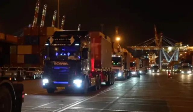 Amakamyo apakiye ibisasu bya MK-84 abivanye ku cyambu cya Ashdod muri Israel nyuma y'uko bihageze ku wa gatandatu nijoro bivuye muri Amerika n'ubwato