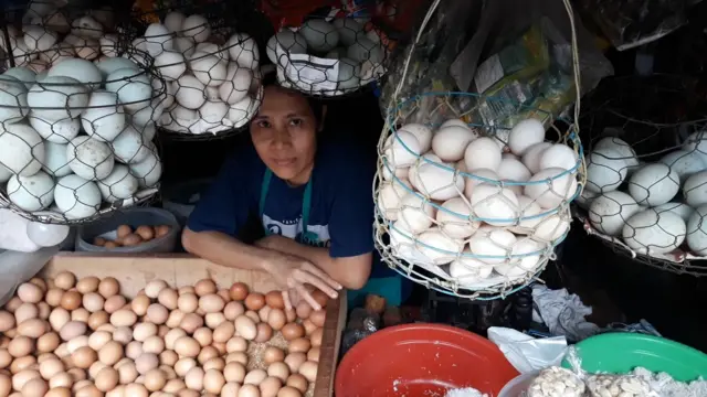 Helmina, pedagang telur dan sembako di Bandung. 