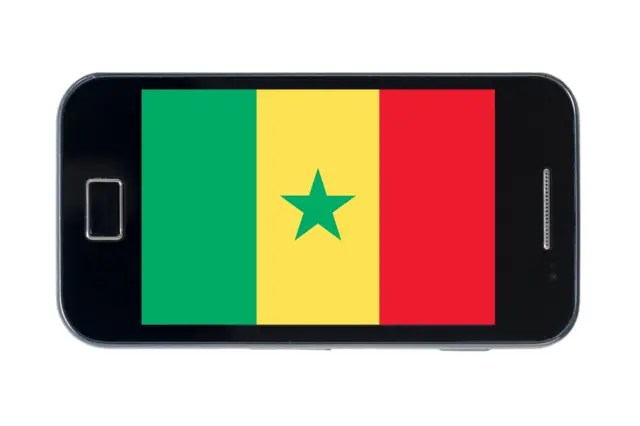 Un smartphone avec le drapeau du Sénégal comme fond d'écran