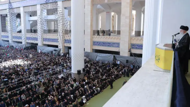 Alí Jamenei en la Mezquita Imam Jomeini Mosalla, en Teherán.