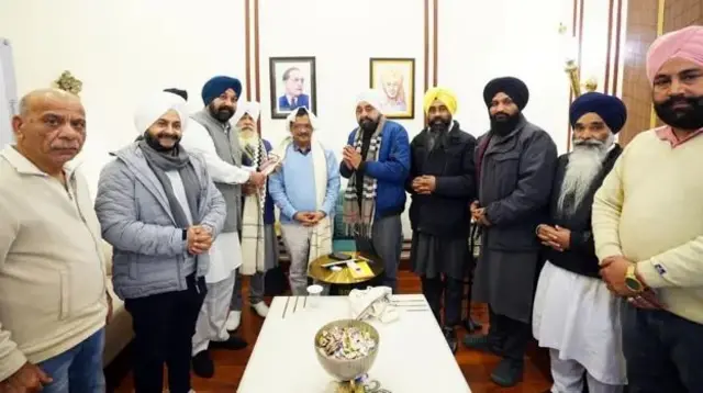 ਕੁਝ ਗੁਰਦੁਆਰਿਆਂ ਦੇ ਗ੍ਰੰਥੀ ਵੀ ਅਰਵਿੰਦ ਕੇਜਰੀਵਾਲ ਨੂੰ ਮਿਲਣ ਆਏ। ਉਧਰ, ਦਿੱਲੀ ਸਿੱਖ ਗੁਰਦੁਆਰਾ ਪ੍ਰਬੰਧਕ ਕਮੇਟੀ ਦੇ ਪ੍ਰਧਾਨ ਹਰਮੀਤ ਸਿੰਘ ਕਾਲਕਾ ਨੇ ਇਸ ਐਲਾਨ ’ਤੇ ਸ਼ੰਕਾ ਪ੍ਰਗਟਾਈ ਹੈ