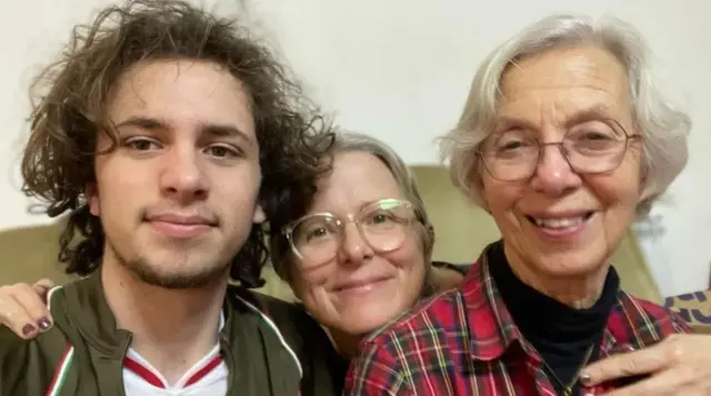 هشام عورتاني مع والدته وجدته