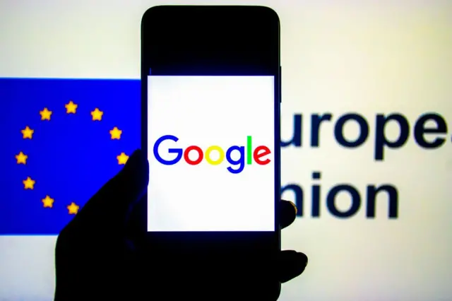 Un móvil con el logo de Google frente a el símbolo de la Unión Europea