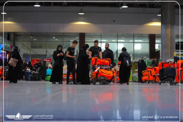 زوار الأربعين يقفون في مطار النجف الدولي