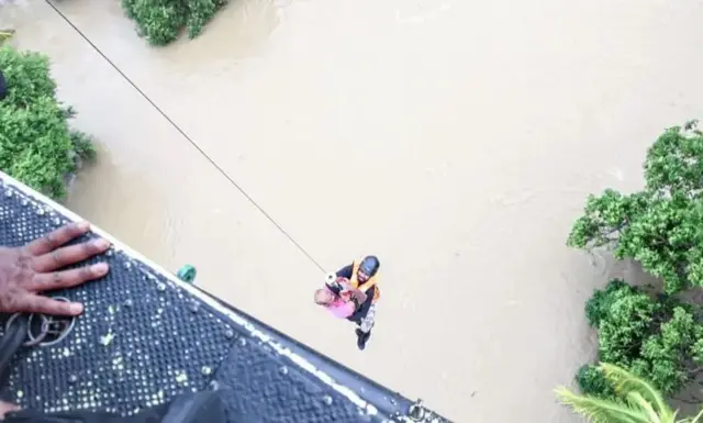 ශ්‍රී ලංකා ගුවන් හමුදාවේ නිලධාරියෙකු ෂම්සුදීන් කේබලයක ආධාරයෙන් ඉහළට රැගෙන එන අයුරු.