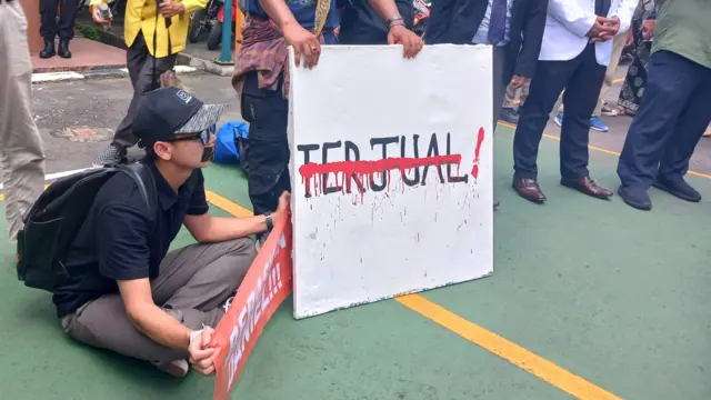 Aksi massa meminta Daniel dibebaskan di depan PN Kabupaten Jepara.