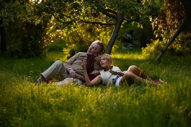 Ellen Chamber y Derek Jacobi en sus roles de Moss y Freud