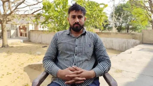 आरोपी असलेल्या चिपलाटा सरपंचाचा भाऊ आणि माजी सरपंचाचा मुलगा राहुल गुर्जर.