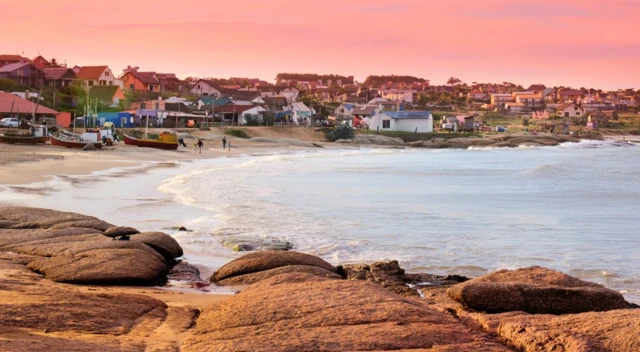 Plaza o zachodzie słońca, w tle niskie domy