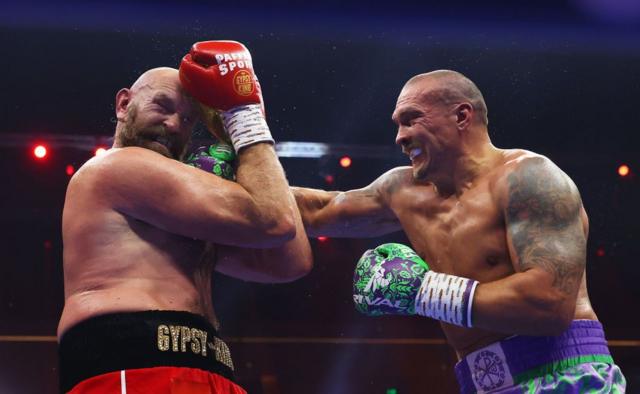 Aleksandr Usik e Tyson Fury durante o combate.