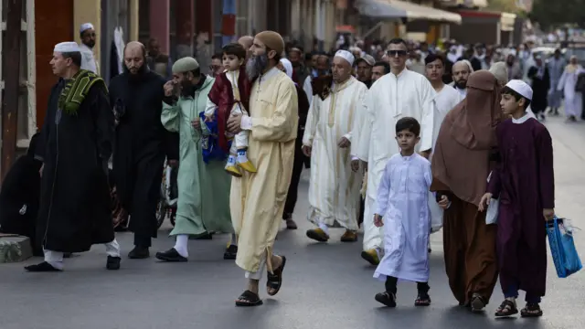 مسلمون يتوجهون لأداء صلاة عيد الفطر في الرباط