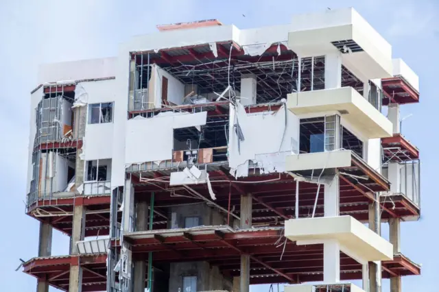 Edificio destruído pelo furacão Otis