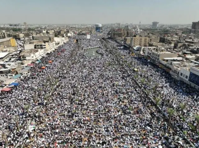حشود من المتظاهرين في بغداد.