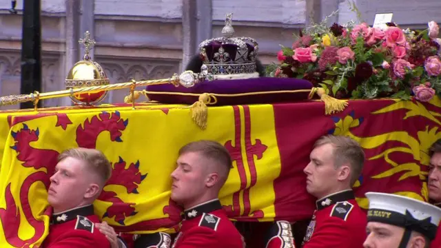 Abasirikare batwaye umugogo w'Umwamikazi