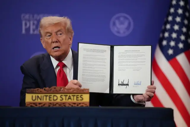 ประธานาธิบดีทรัมป์แสดงบันทึกความตกลงระหว่างไทยกับสหรัฐฯ ในเรื่องแร่ธาตุสำคัญ ระหว่างการลงนามที่มาเลเซีย เมื่อ 26 ต.ค. 2025