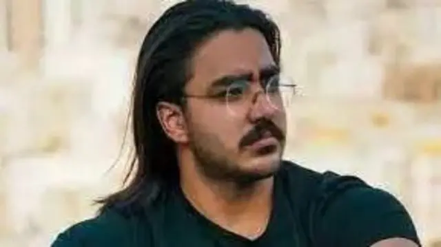 چهره مجیدرضا رهنورد که به سمتی نگاه می‌کند