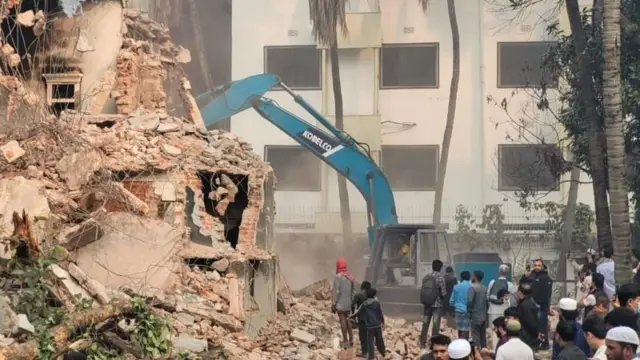 ধানমন্ডি ৩২ নম্বর এক্সক্যাভেটর দিয়ে ভাঙা হচ্ছে