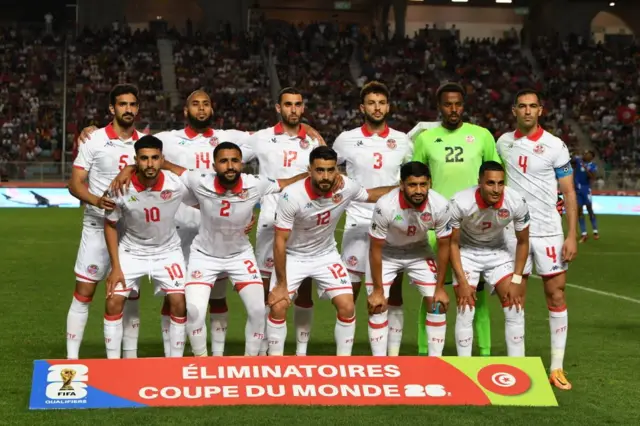 Les joueurs tunisiens posent avant le match de qualification pour la Coupe du Monde de la FIFA 2026 contre la Guinée équatoriale à Tunis, le 5 juin 2024. 