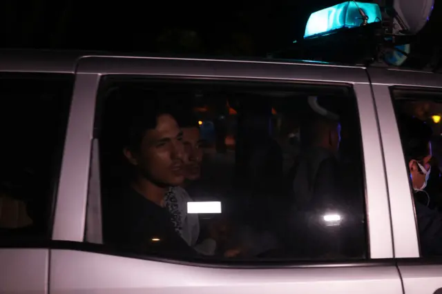 ألقت الشرطة اليونانية القبض على تسعة مصريين اتهمتهم بتهريب البشر بعد غرق القارب