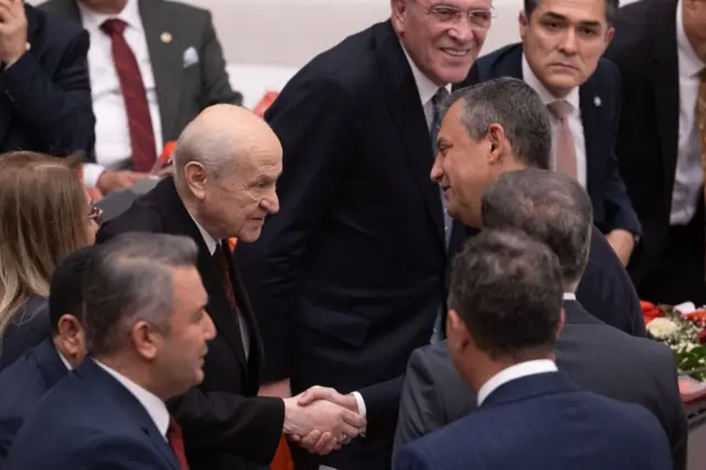 MHP Genel Başkanı Devlet Bahçeli ve CHP Genel Başkanı Özgür Özel 1 Ekim 2024'te TBMM'nin yeni yasama yılı açılışında tokalaşırken