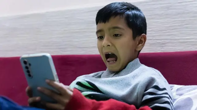 செல்போனில் வீடியோக்களை பார்ப்பது குழந்தைகளின் மூளையை எவ்வாறு பாதிக்கலாம்?