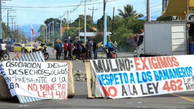 El gobierno de Panamá declaró el estado de emergencia en la provincia donde la filial bananera de EE.UU. Chiquita despidió a 5.000 trabajadores - BBC News Mundo