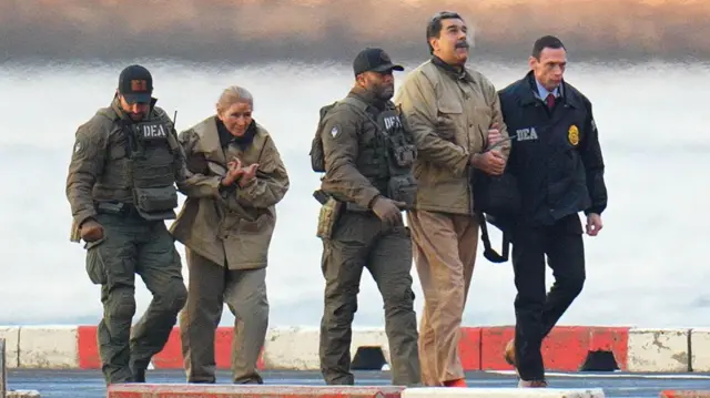 尼古拉斯·馬杜羅及其妻子西莉亞·弗洛雷斯在曼哈頓直升機停機坪落地後,被聯邦探員押送並戴上手銬