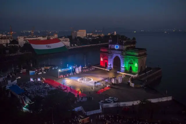 గేట్ వే ఆఫ్ ఇండియా, బ్రిటిషర్లు, ముంబయి, బొంబాయి, ఇండియన్ నేవీ, ఫ్యాషన్ షో, తాజ్‌మహల్ హోటల్