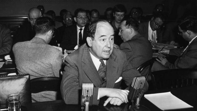 Benjamín Labatut  Einstein es el padre, Turing es el hijo, pero John von  Neumann es el espíritu santo: quién era el genio olvidado del siglo XX -  BBC News Mundo