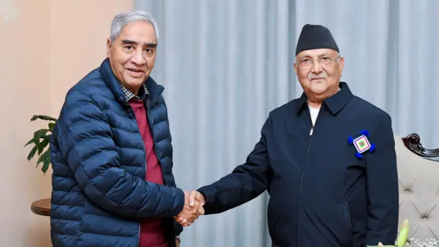 नेपाली कांग्रेसका सभापति शेरबहादुर देउवा र एमालेका अध्यक्ष केपी शर्मा ओली हात मिलाउँदै 