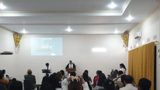 Jemaat POUK Tesalonika Tangerang merayakan Paskah secara sederhana ditengah persekusi dan seretnya perizinan rumah doa mereka.