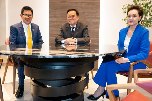 เอกนิติ นิติทัณฑ์ประภาศ รองนายกรัฐมนตรี และ รมว.คลัง กับ ศุภจี สุธรรมพันธุ์ รมว.พาณิชย์ เมื่อครั้งที่นายกฯ อนุทินนำมาเปิดตัวกับสื่อมวลชนครั้งแรกในฐานะรัฐมนตรีคนนอก