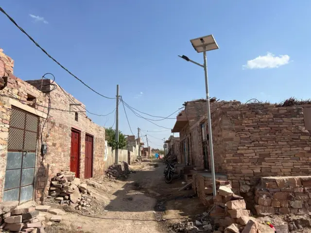 पाकिस्तान के विस्थापितों की काली बेरी बस्ती के कच्चे-पक्के मकान