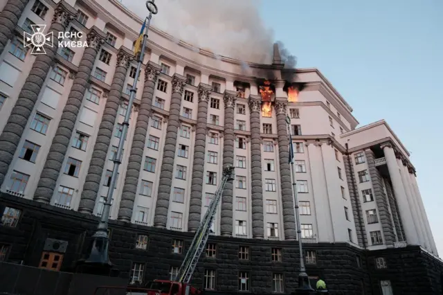 Las llamas en los últimos pisos del edificio gubernamental ucraniano.