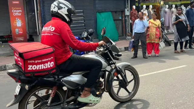 டெலிவரி தொழிலாளர்கள் நீண்டகாலமாகப் பாதுகாப்பற்ற பணிச் சூழல் மற்றும் கடுமையான காலக்கெடு குறித்து புகார் அளித்து வருகின்றனர்