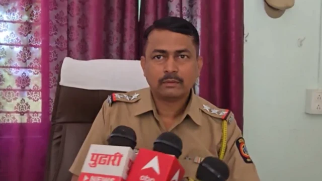 ਮੰਗਲਵੇਧਾ ਪੁਲਿਸ ਸਟੇਸ਼ਨ ਦੇ ਪੁਲਿਸ ਇੰਸਪੈਕਟਰ ਦੱਤਾਤ੍ਰੇਯ ਬੋਰੀਗੱਡੇ