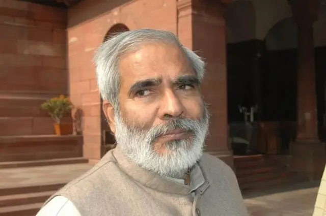 तत्कालीन ग्रामीण विकास मंत्री रघुवंश प्रसाद सिंह नरेगाला ग्रामीण भारतासाठीची ऐतिहासिक योजना म्हणतात