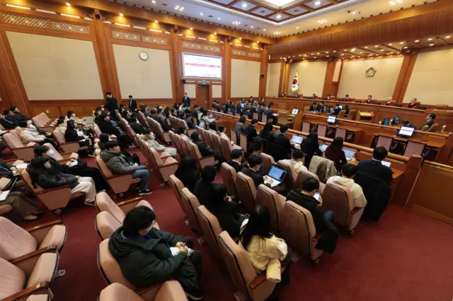 윤석열 대통령 탄핵심판 사건의 첫 변론기일인 지난 1월 14일 서울 종로구 헌법재판소 대심판정에서 변론을 지켜보고 있는 취재진과 시민 방청객들