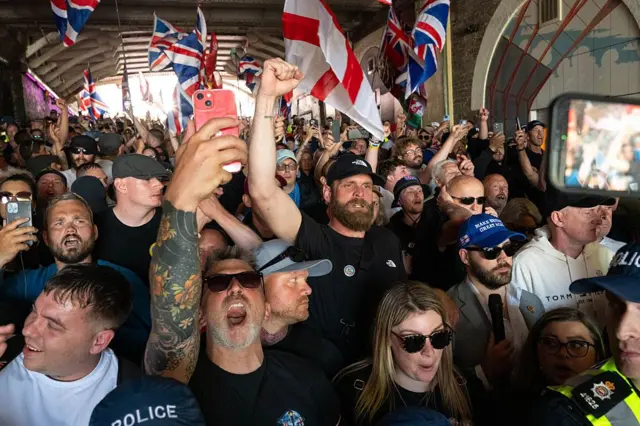 Manifestantes con banderas de Reino Unido y de Inglaterra.