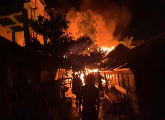 ဝက်လက် ရှိန်းမကားရွာစျေး မီးရှို့ခံရ 