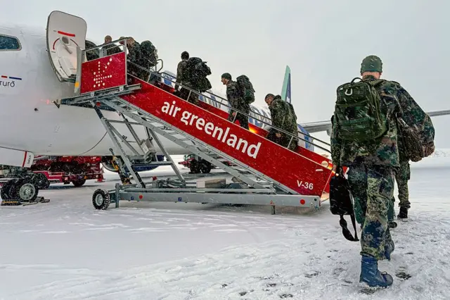 Soldados alemanes abordan un avión rumbo a Groenlandia.