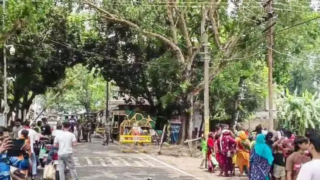 बंगाल के बासिरहाट की हाकिमपुर चेक पोस्ट पर वापस बांग्लादेश जाने के लिए इकट्ठे हुए बांग्लादेश के अवैध प्रवासी