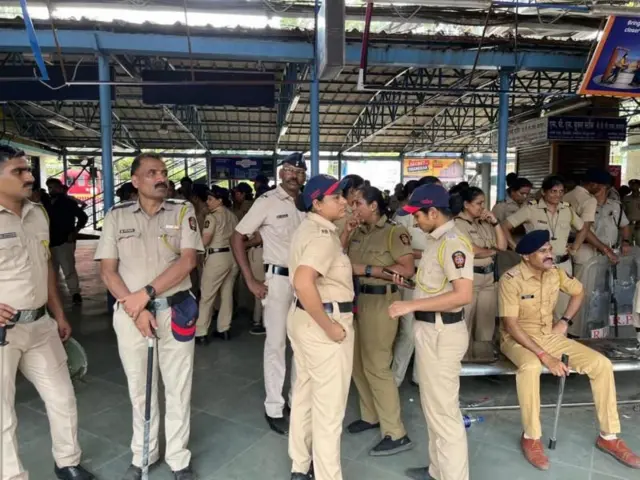 ਬਦਲਾਪੁਰ ਰੇਲਵੇ ਸਟੇਸ਼ਨ ਉੱਤੇ ਪੁਲਿਸ ਦਾ ਇਕੱਠ